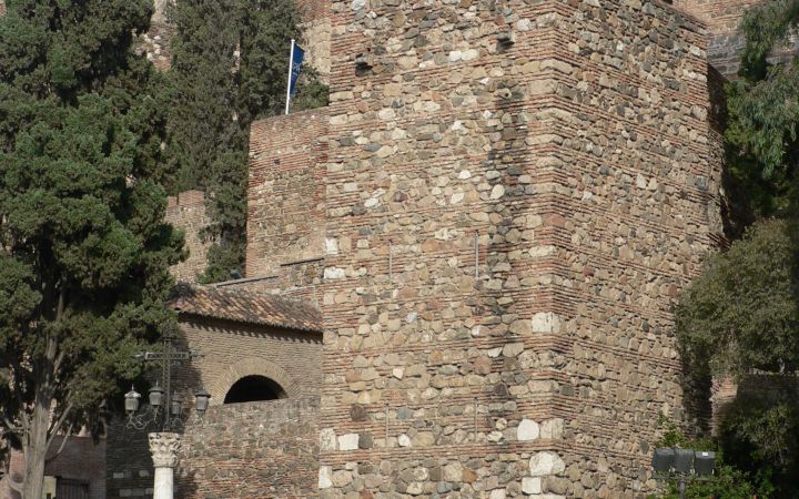 Torre y acceso a La Alcazaba junto a inicio de recorrido