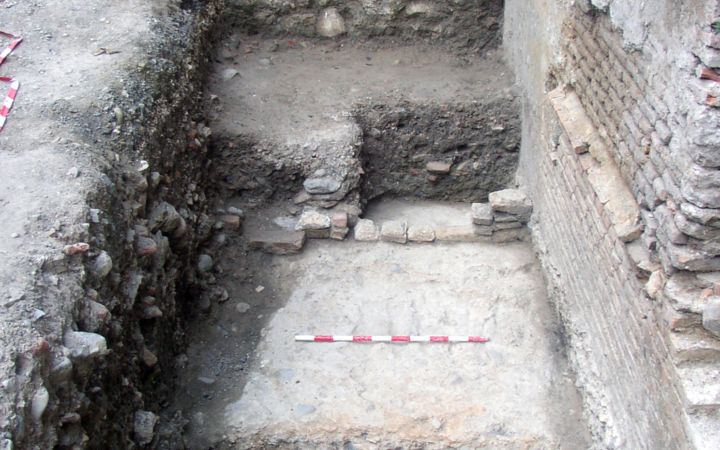 Excavación de la cimentación muraria en actual pasaje junto a la Cofradía de las Penas.