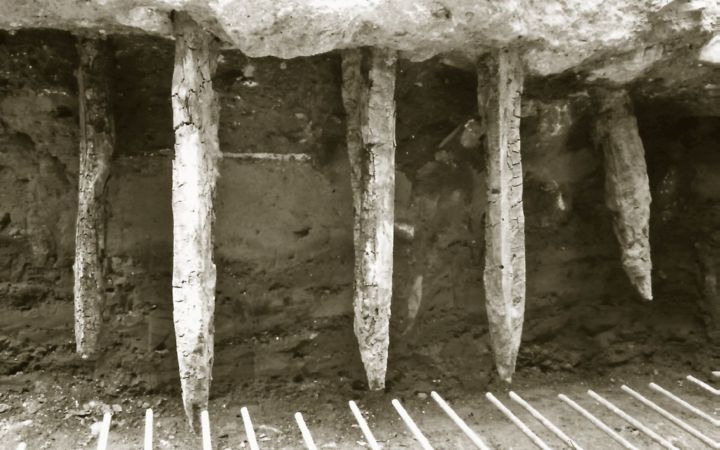 Detalle de cimentación medieval con postes de madera