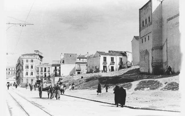 Sector de calle Alcazabilla que en los años 30 aún ocultaba el Teatro Romano