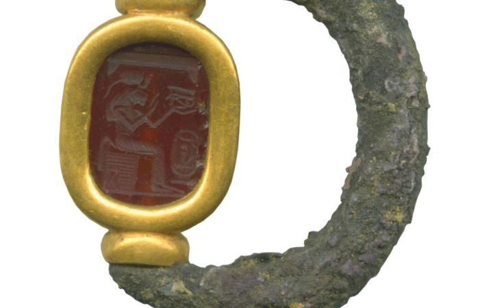Detalle de anillo formado por escarabeo de coralian engarzado en oro  y anilla posiblemente de plata