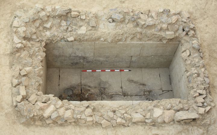Tumba con los restos inhumados en fase de excavación