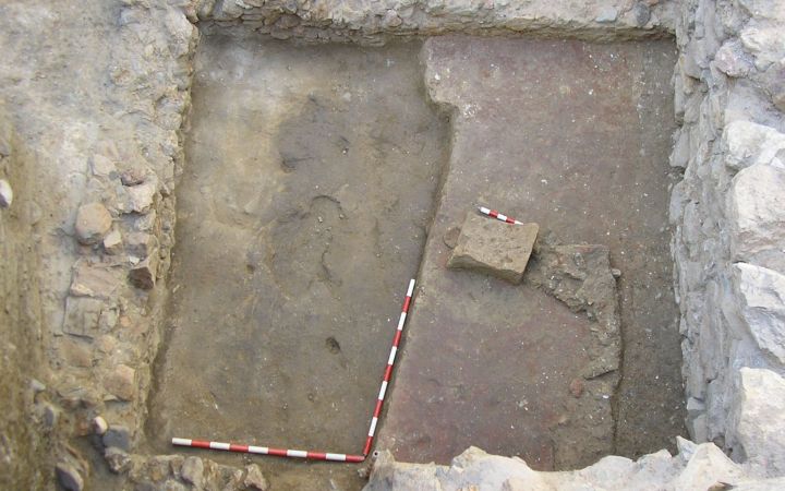 Segundo altar fenicio tipo “piel de toro” que amortiza el anterior. Finales del siglo  VII a.C. a mitad del siglo VI a.C.