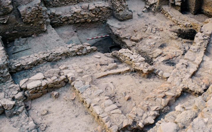 Zona de viviendas púnicas (siglos V-III a.C.) amortizando el horno metalúrgico de finales siglo VII a. C.