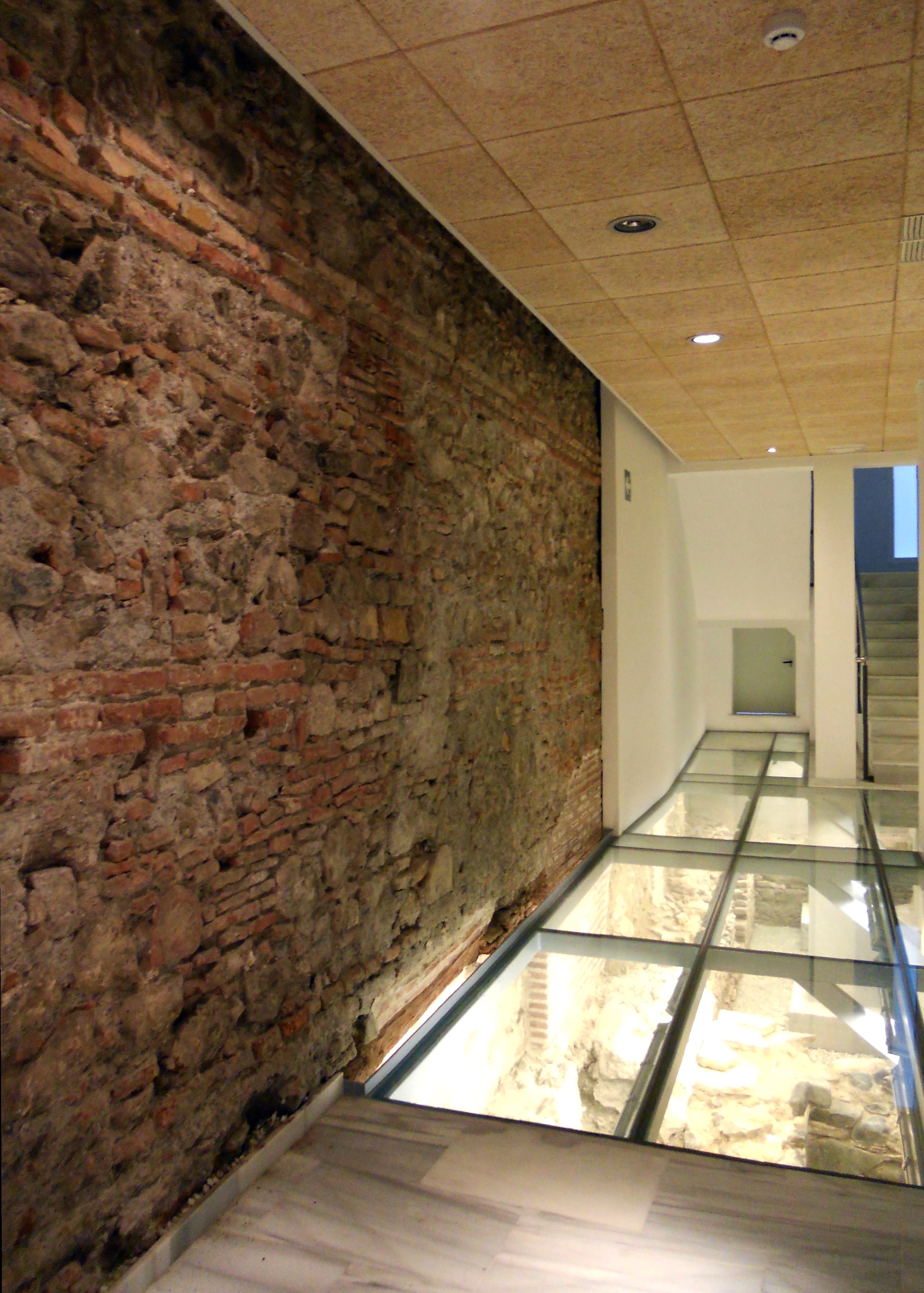 Vista general de muralla y otros restos integrados en el Museo MIMMA