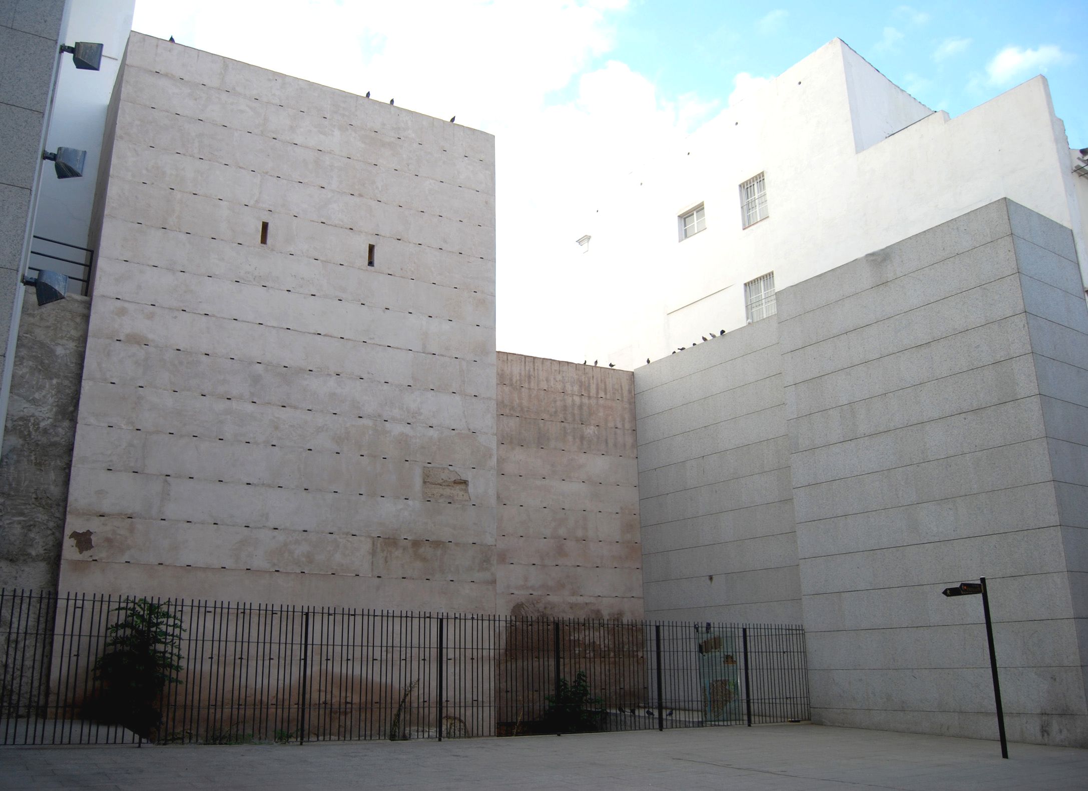 Estado actual del tramo conteniendo muralla, torre y barbacana.