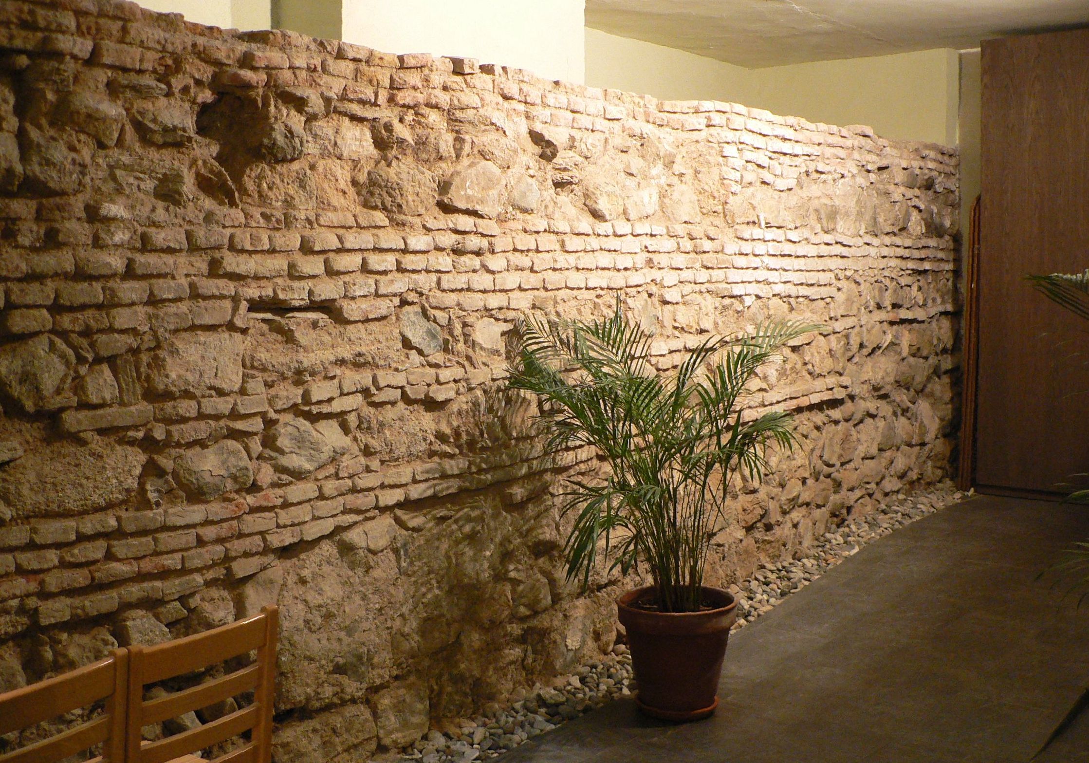 Tramo de muralla integrado en el sótano de local comercial