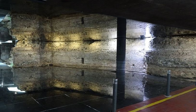 Vista de la muralla tras la integración en el parking subterráneo