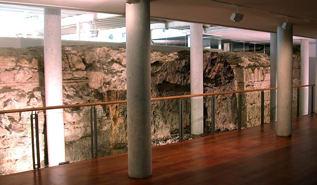Integración actual de la muralla medieval en el sótano del Rectorado de la Universidad de Málaga